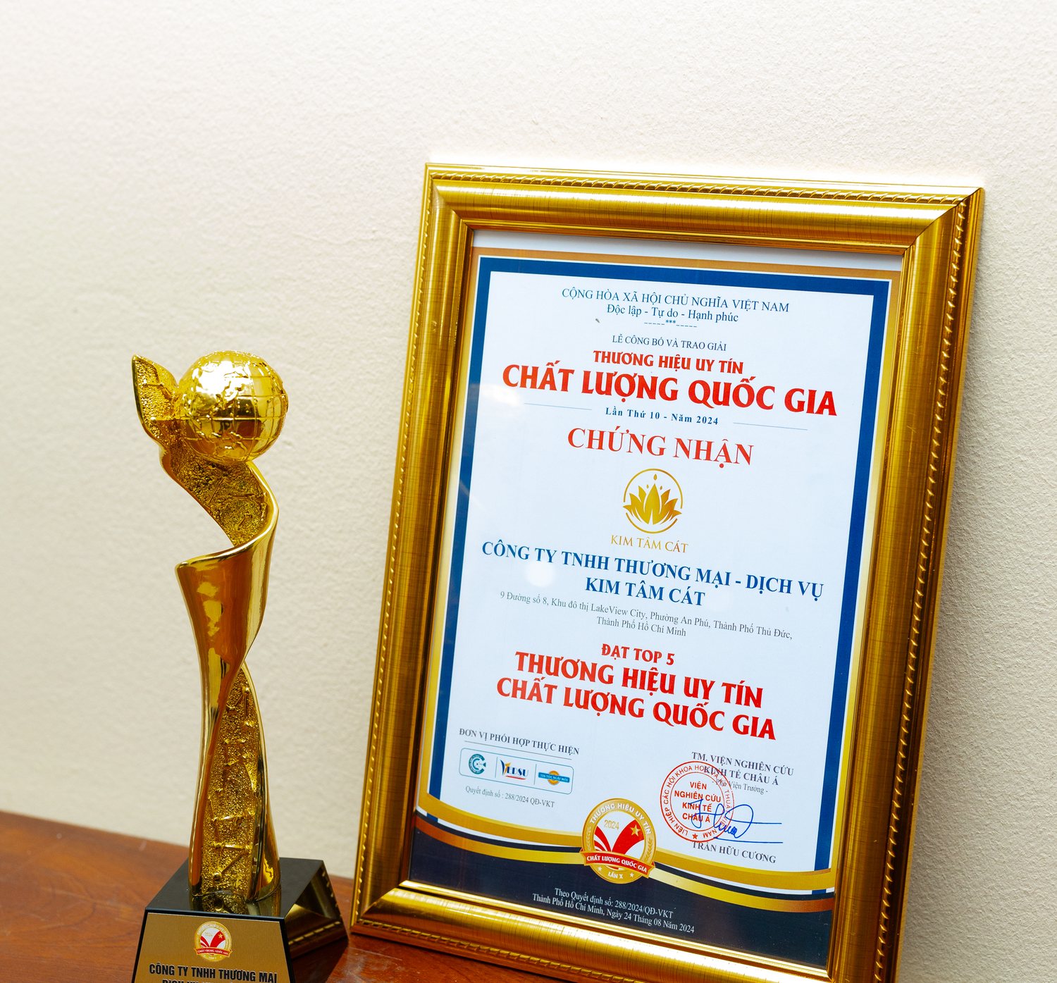 Cúp và bằng chứng nhận Thương hiệu uy tín Chất lượng quốc gia