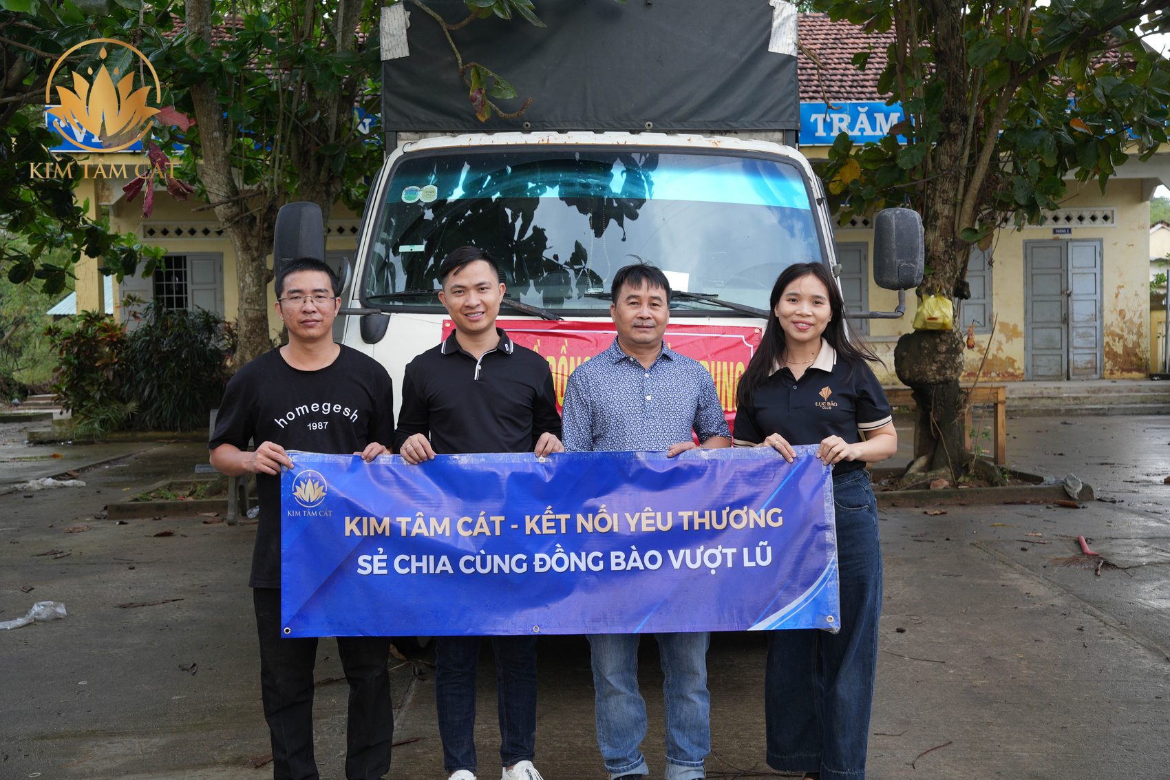 Đoàn Kim Tâm Cát cứu trợ đồng bào vùng lũ