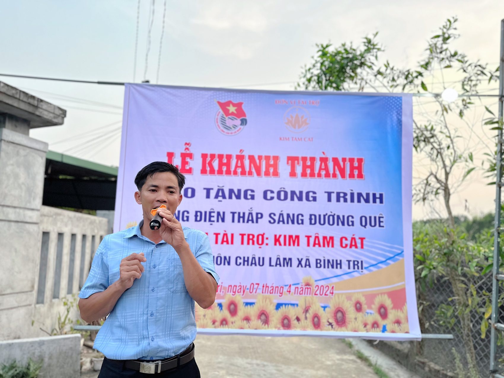 Lễ khánh thành công trình đường điện thắp sáng đường quê
